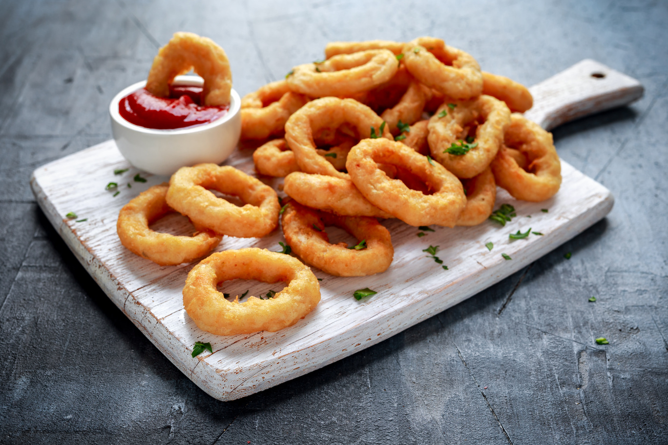 Nuestros exquisitos aros de cebolla dulce están perfectamente empanizados con una cobertura crujiente, haciendola una delicia al paladar. 